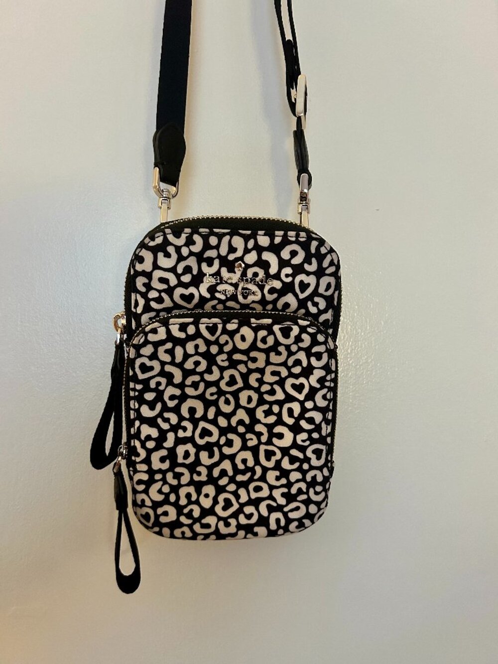 Kate Spade New York Chelsea Graphic Leopard Heart North South Phone Crossbody